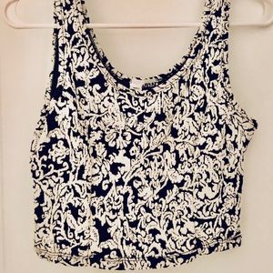 💥LIKE & I’LL DISCOUNT!💥 Black & white crop top